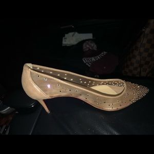Red bottoms. Fits 6-61/2. Brand new. I can’t fit.